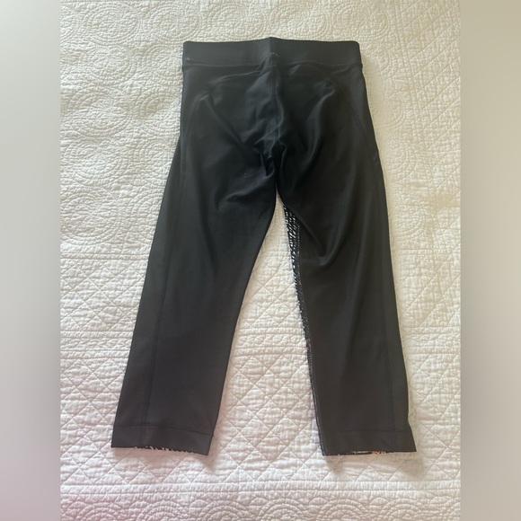 Under Armour Compression Pants. Size Medium - Picture 6 of 8